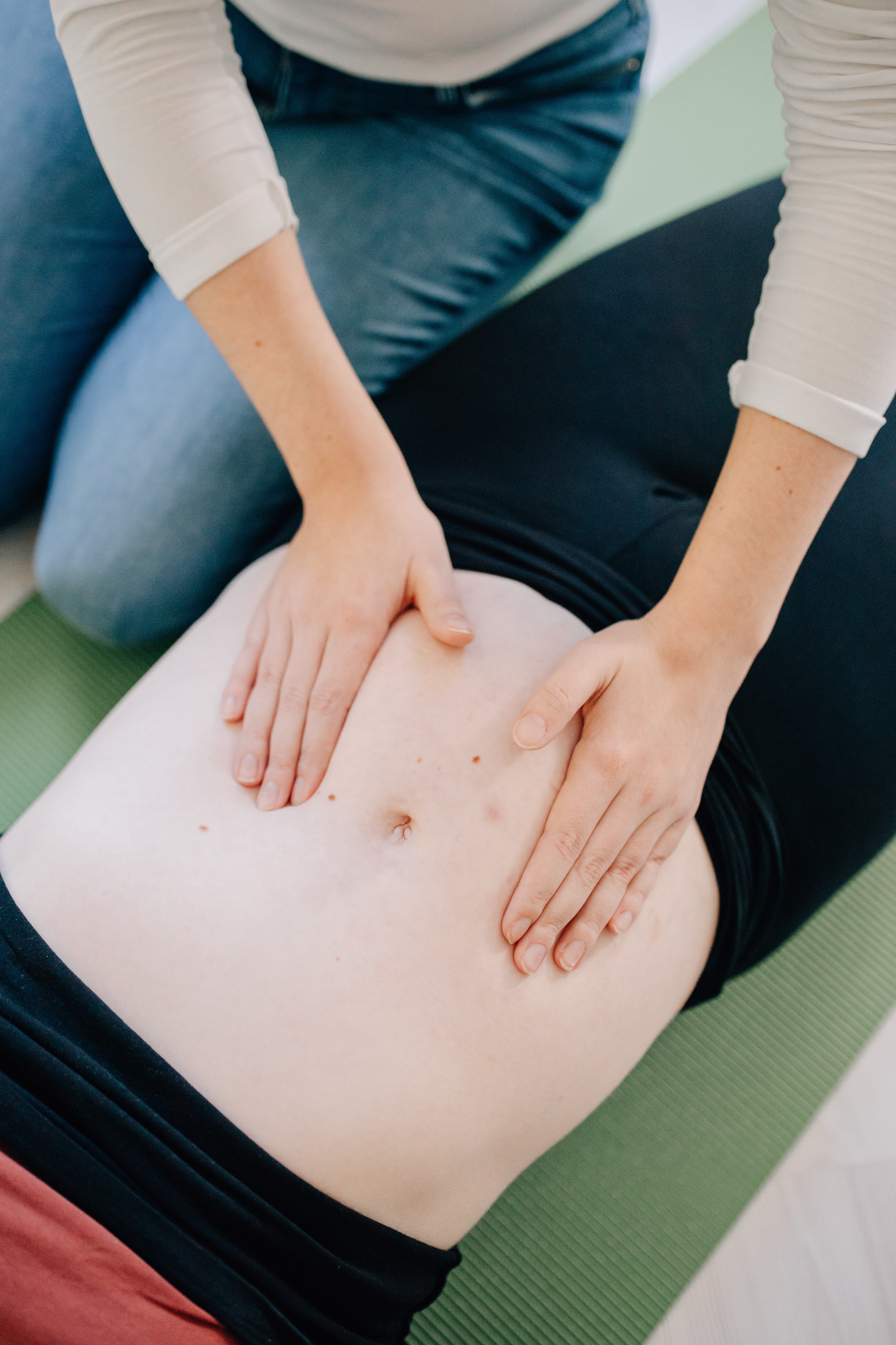 Nancy Lee sitzt auf Treppe