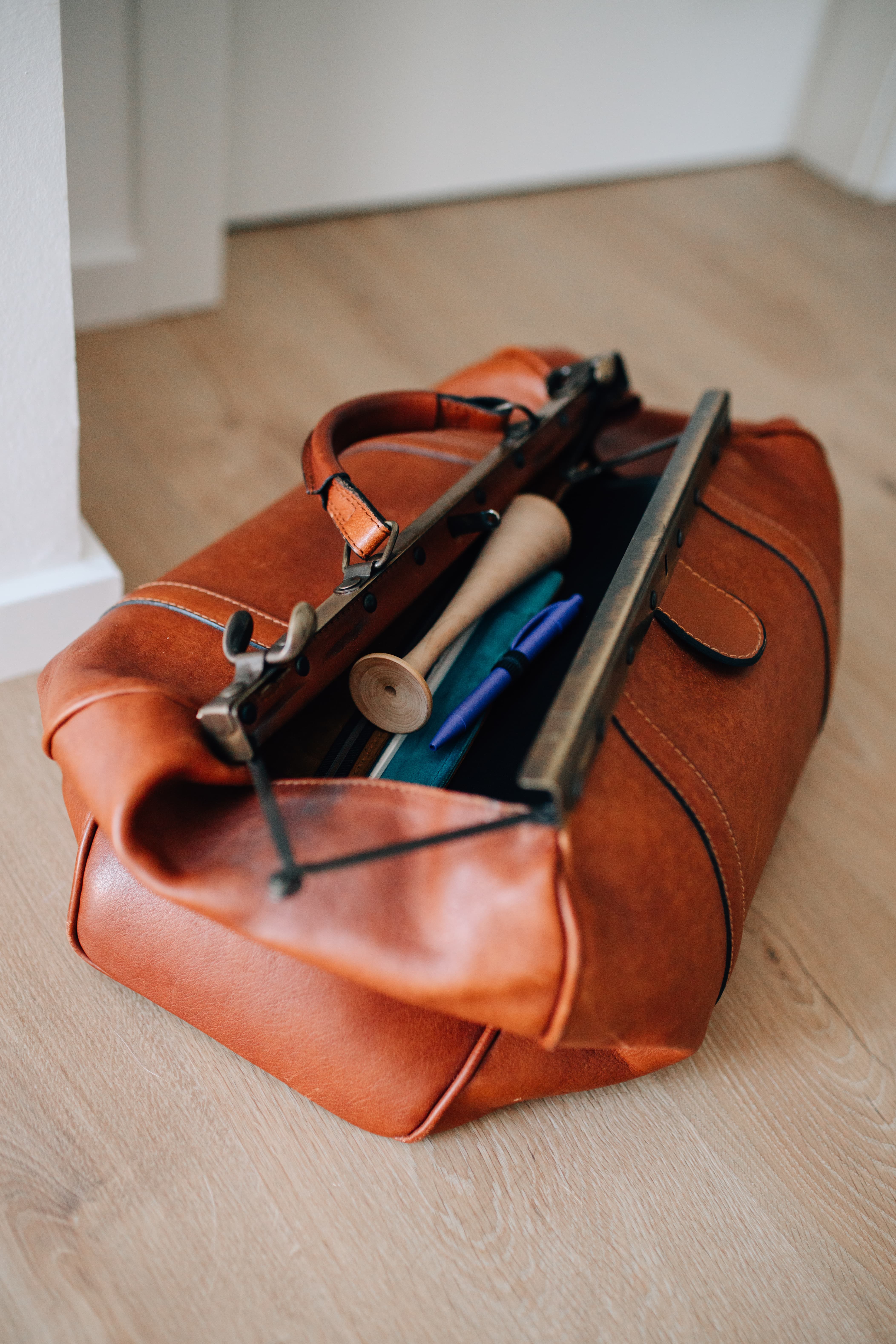 Nancy Lee sitzt auf Treppe